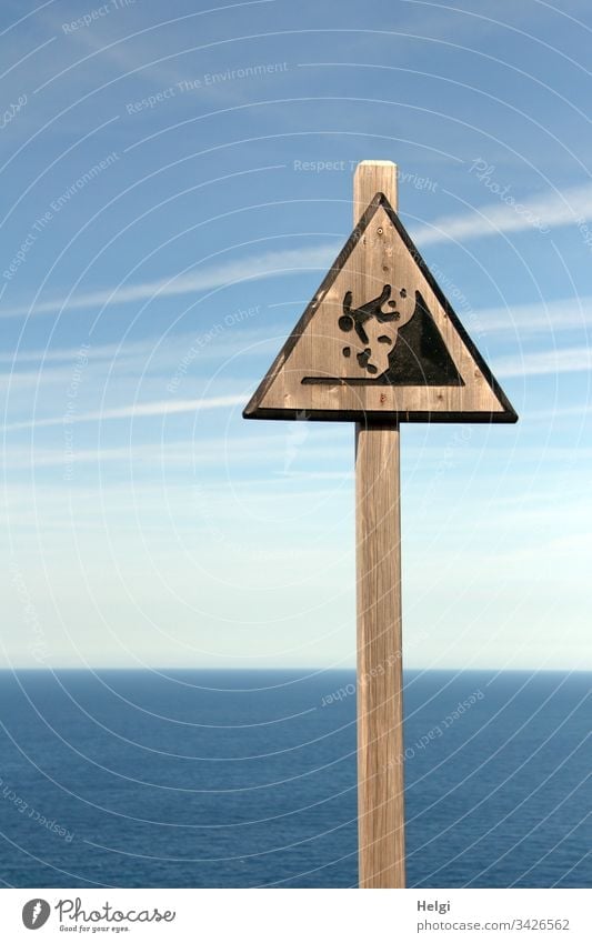 Warnschild  "Absturzgefahr" aus Holz an einer Steilküste auf Mallorca Schild Schilder & Markierungen Zeichen Farbfoto Schriftzeichen Außenaufnahme Menschenleer