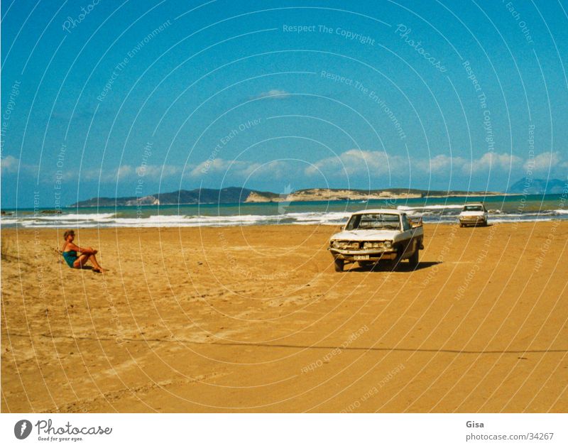 Mein Auto, das Meer und du Sandstrand Frau PKW Küste Pickup Ferne Atlantik Erholung Textfreiraum oben Blauer Himmel Textfreiraum unten New York State