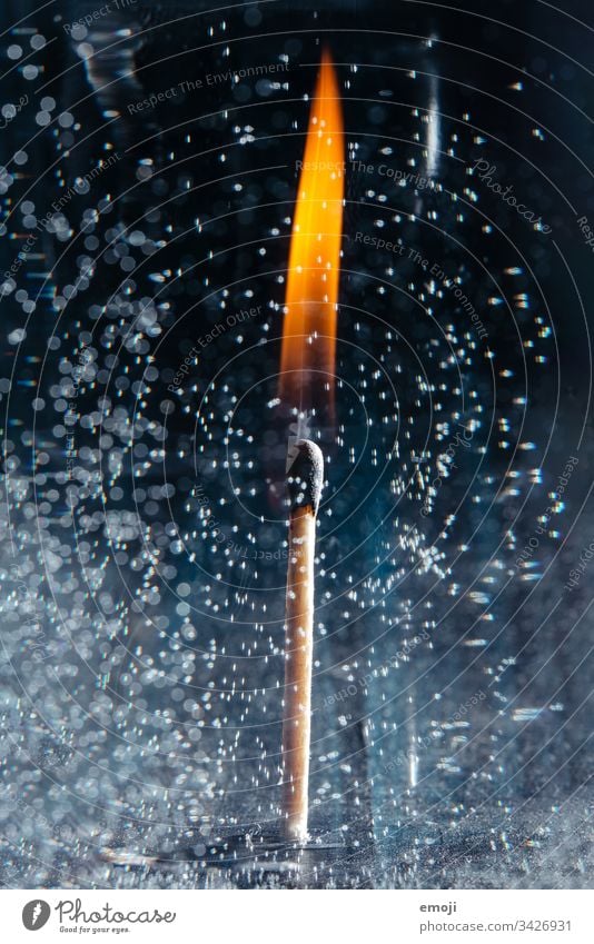 Feuer unter Wasser - Elemente Flamme Streichholz Illusion Zauberei u. Magie unmöglich surreal Doppelbelichtung Bildbearbeitung Nahaufnahme
