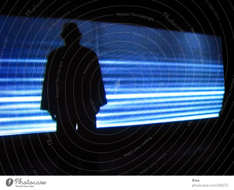Schattenmann Performance Mann Streifen Licht dunkel schwarz Videoprojektion blau