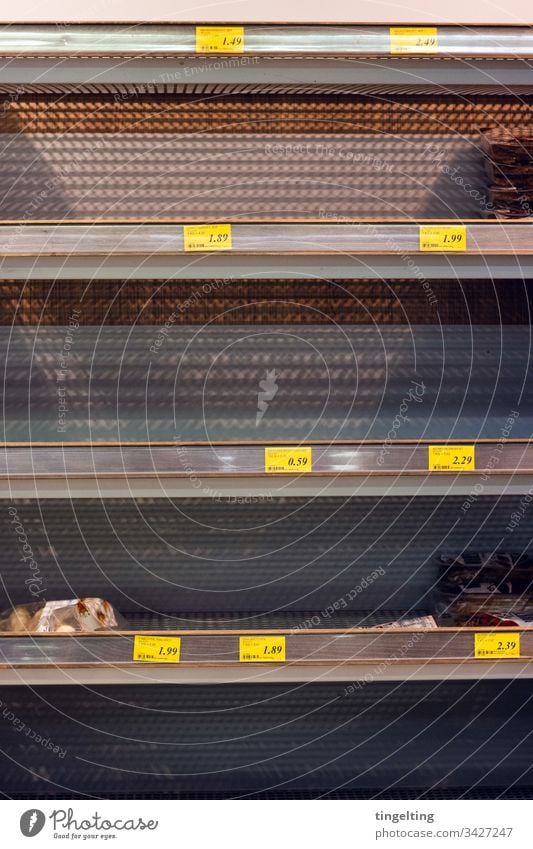 Leere Brotregale Im Supermarkt preisschild leer supermarkt einkaufen hamsterkäufe corona covid19 coronavirus ausverkauft panik pandemie grundnahrungsmittel