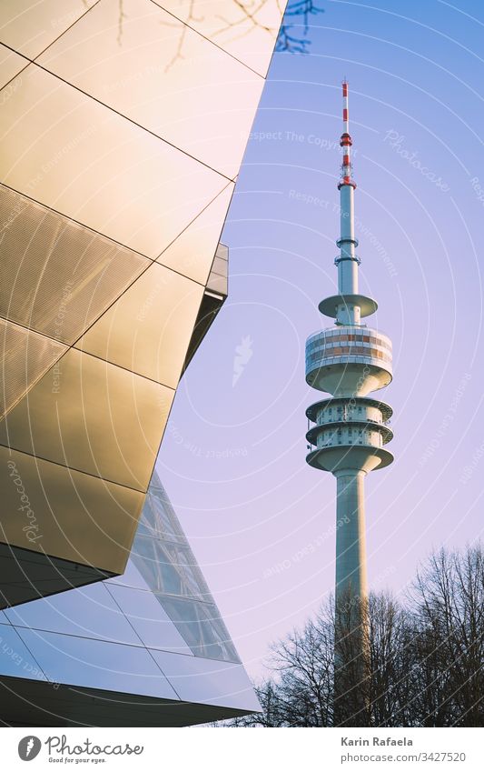 Olympiaturm und BMW Welt in München Fernsehturm Außenaufnahme Architektur Wahrzeichen Stadt Menschenleer Himmel Tag Turm Sehenswürdigkeit Bauwerk hoch Tourismus