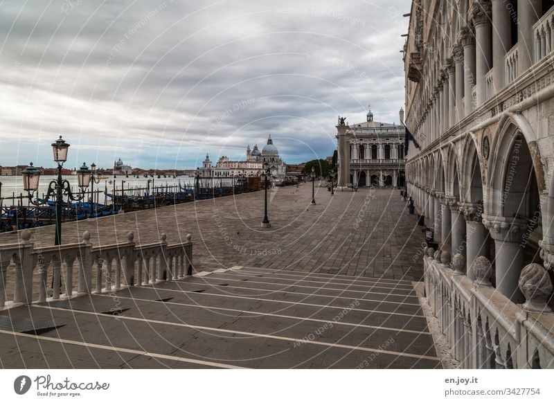 Corona thougths | Leeres Venedig Laternen Menschenleer Städtereise Kanal Querformat alt historisch Veneto Erholung Himmel Idylle Ausflugsziel Bauwerk Wasser
