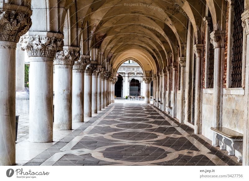 menschenleere Arkaden in Venedig Menschenleer Städtereise alt historisch Veneto Erholung Ausflugsziel Bauwerk Haus Altstadt Tag Architektur Stadt Außenaufnahme