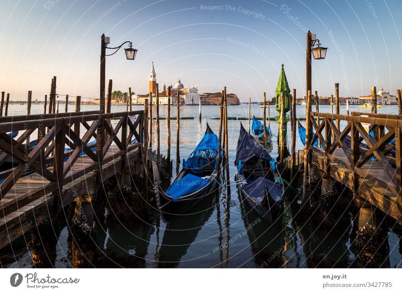 Wenn die Gondeln Trauer tragen Venedig Italien Europa Urlaub Ferien Reise Tourismus Venetien Laternen Morgens Ferien & Urlaub & Reisen Farbfoto Außenaufnahme