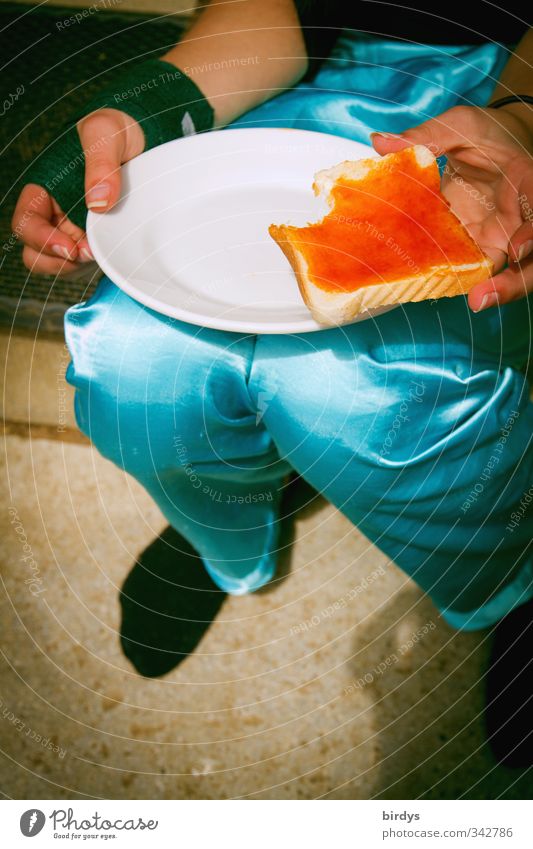 beim Frühstück Marmelade Toastbrot Teller Stil feminin Junge Frau Jugendliche Hand Beine 1 Mensch Essen ästhetisch frisch lecker positiv orange türkis