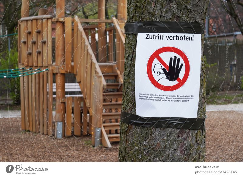 Zutritt verboten - Spielplatz gesperrt aufgrund Corona Pandemie kein zutritt Verbot Verbotsschild Menschenleer geschlossen Sicherheit Deutschland schutzmaßnahme