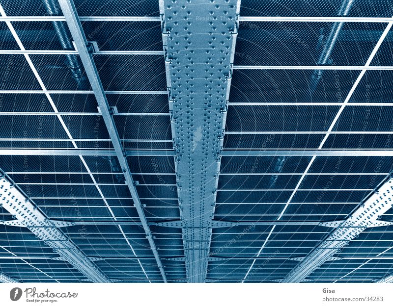 Brücke blau Konstruktion Eisen Skelett Raster Metall Niete Unterseite Strukturen & Formen Linie
