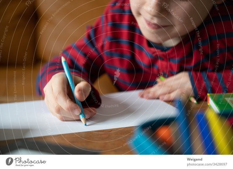 Homeschooling Erziehung Schule Grundschule schreiben Junge Corona-Virus corona Stift malen Bildung Kindergarten Schulkind lernen Kindererziehung Schreibstift
