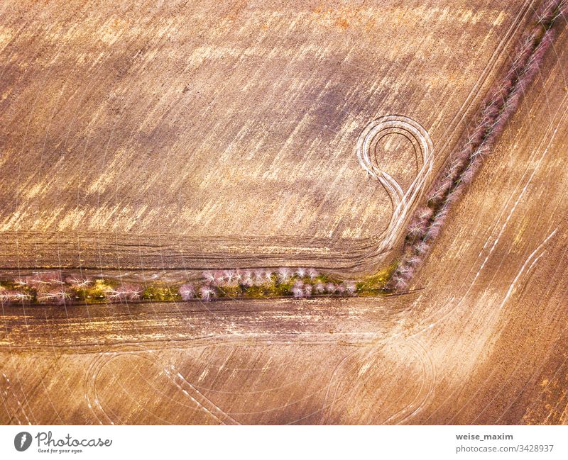 Leeres gepflügtes Feld im zeitigen Frühjahr, Luftaufnahme von oben. Panorama Antenne Frühling leer Ackerbau kultiviert Szene ländlich industriell sonnig