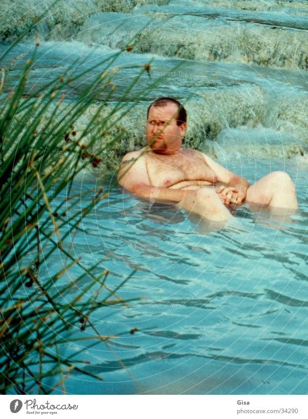lass uns baden! Mann nackt dick Italien Schwimmen & Baden Fett Schwefelbad Wasser Sommer Übergewicht