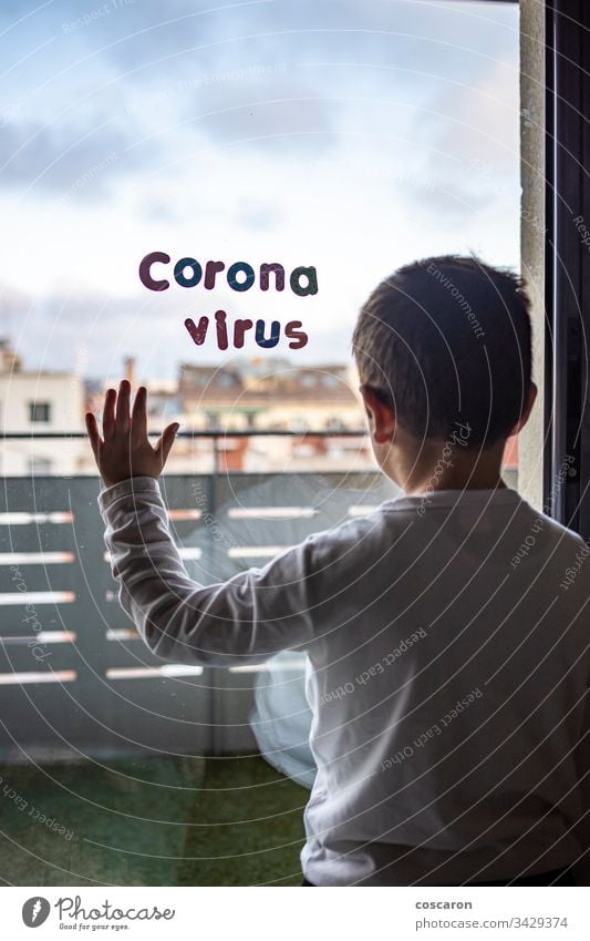 Kleiner Junge wegen der Coronavirus-Pandemie in Gefangenschaft 2019-ncov Pflege Kind Einsperrung Corona-Virus COVID Bund 19 covid-19 Krankheit Seuche Gerät