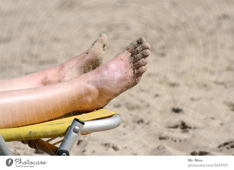 Sonnenbad am Strand Sommer Beach Sonnenbrand Sand Liege liegen chillen relaxen Ferien & Urlaub & Reisen Erholung Barfuß Sommerurlaub Zufriedenheit Tourismus