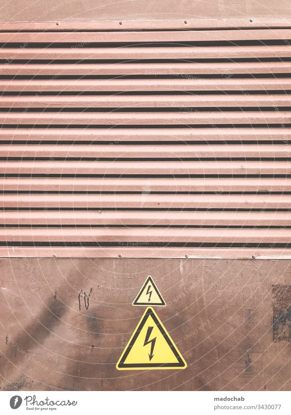 Warnung Strom Elektrizität Blitz Gefahr Hinweis Voricht Blotz Dreieck Hinweisschild Schilder & Markierungen Warnhinweis Warnschild Zeichen bedrohlich