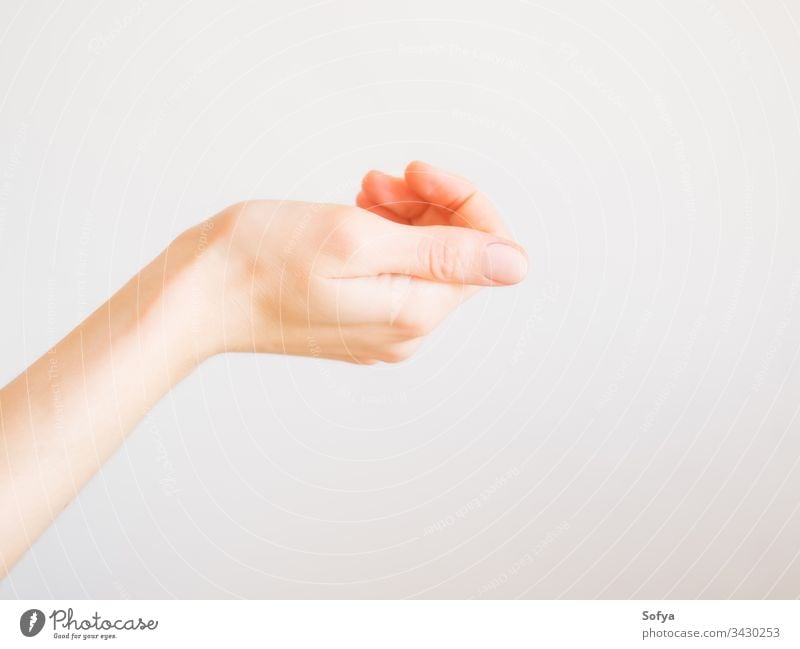 Schöne Frauenhand mit Nacktmaniküre Hand schön nackt rosa Maniküre Haut Beteiligung Finger Fingernagel weiß Pflege Schönheit Daumen Behandlung Gesundheit Spa