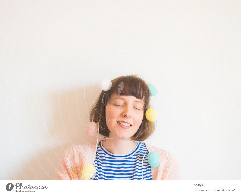 Oster-Konzept Frauenporträt mit Eierlampen Ostern Porträt Hase Dekor Lichter lustig feiern festlich Party Frühling Pastell Farben Feiertag jung Mädchen Gesicht