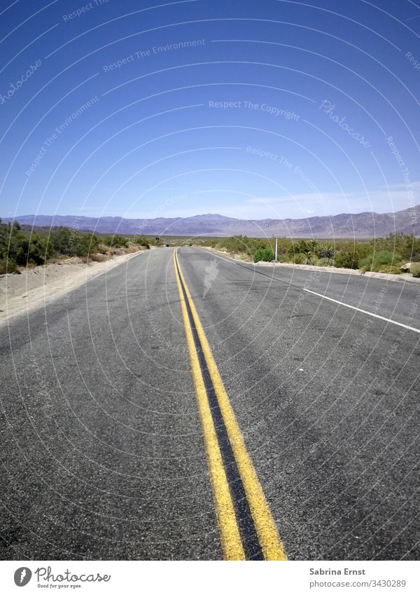 Leere Autobahn mit blauem Himmel in Amerika leere Autobahn Autobahn-Panorama Straße leere Straße amerikanische Autobahn Highway in der Wüste Verkehr reisen