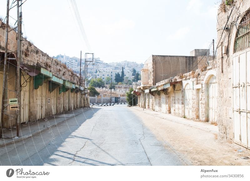 Empty Hebron Leere leere Stadt leere strasse Menschenleer Außenaufnahme Tag Verlassen Gebäude grau Farbfoto Straße verlassene Stadt gefährliche Stadt