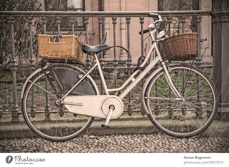 Oldtimer-Fahrrad Verkehr Transport altehrwürdig Zyklus Italien Europa Straße urban Rad Metall weiß Sepia Fahrzeug rustikal retro Ambiente Pedal Sattel reisen