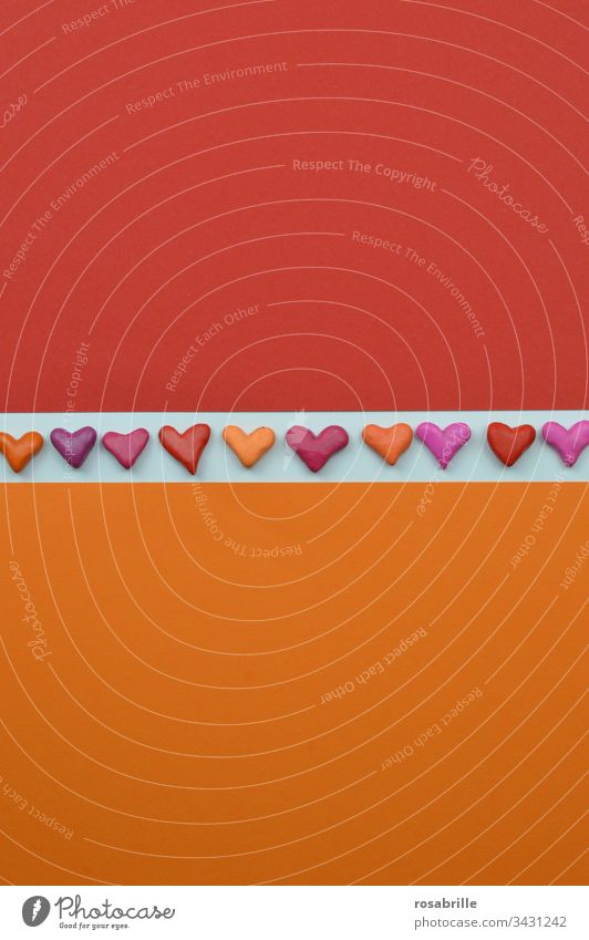 Herzchen als Band auf weiß zwischen Orange und Rot | Farbkombination Herzen rot orange Liebe abstrakt Freiraum Textfreiraum Streifen pink lila verschieden