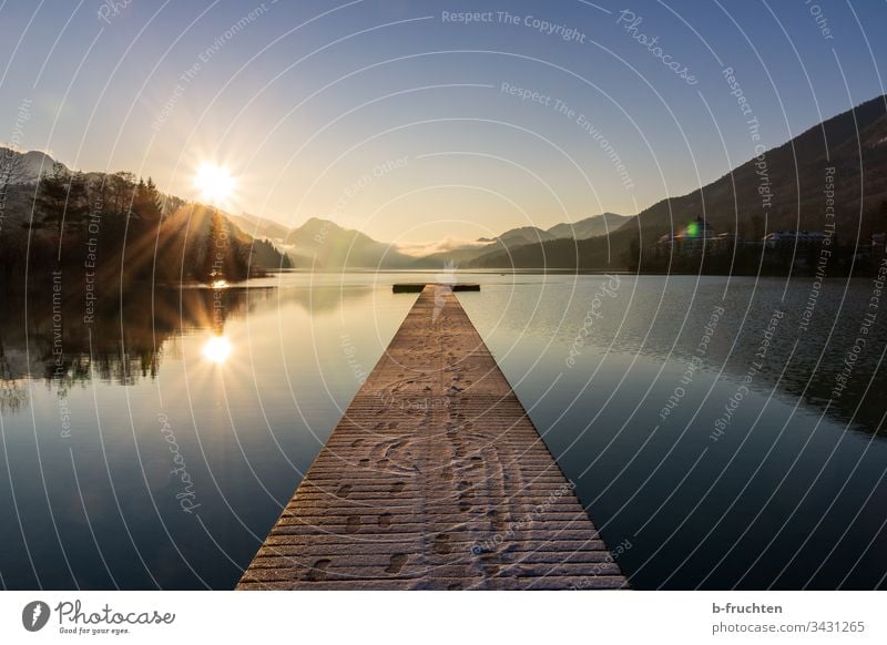 Kleiner Gebirgssee mit Holzsteg See Steg Österreich Salzkammergut Morgen Stimmung Sonnen Sonnenaufgang Spiegelung Ruhe ruhig Berge Gebirge Alpen Landschaft