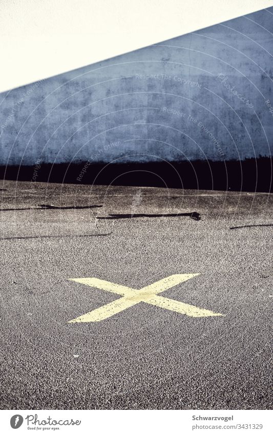 Ein X auf der Straße x Schatz Asphalt Schattenspiel Markierung fahrbahnmarkierung zeichen orientierung hinweis