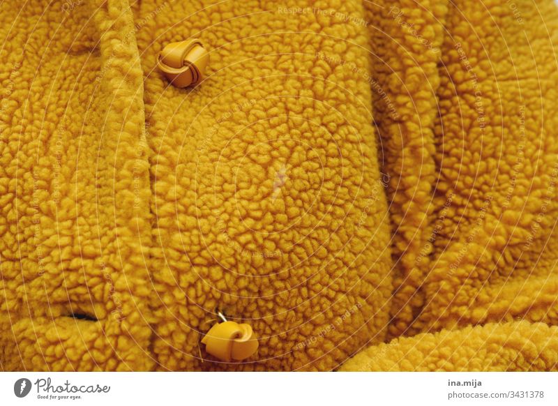 warm eingepackt Jacke Knöpfe gelb modern Mode modisch Winterbekleidung Stil Herbstbegkleidung warm gekleidet winterlich herbstlich Herbstfarbe Ocker Knopf
