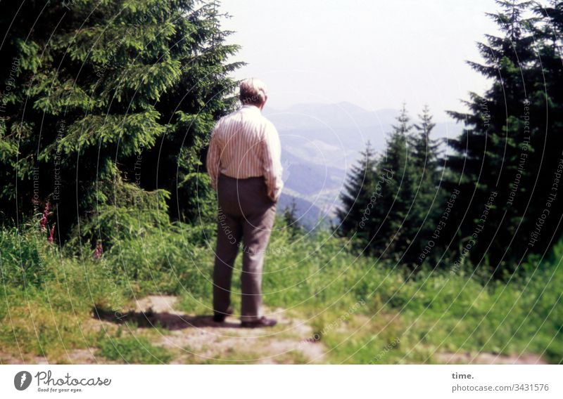 Blick ins Land aufmerksamkeit stehen wald baum wiese weitblick allein einsam mann hose hemd urlaub wanderpause gebirge berge Landschaft natur nachdenken
