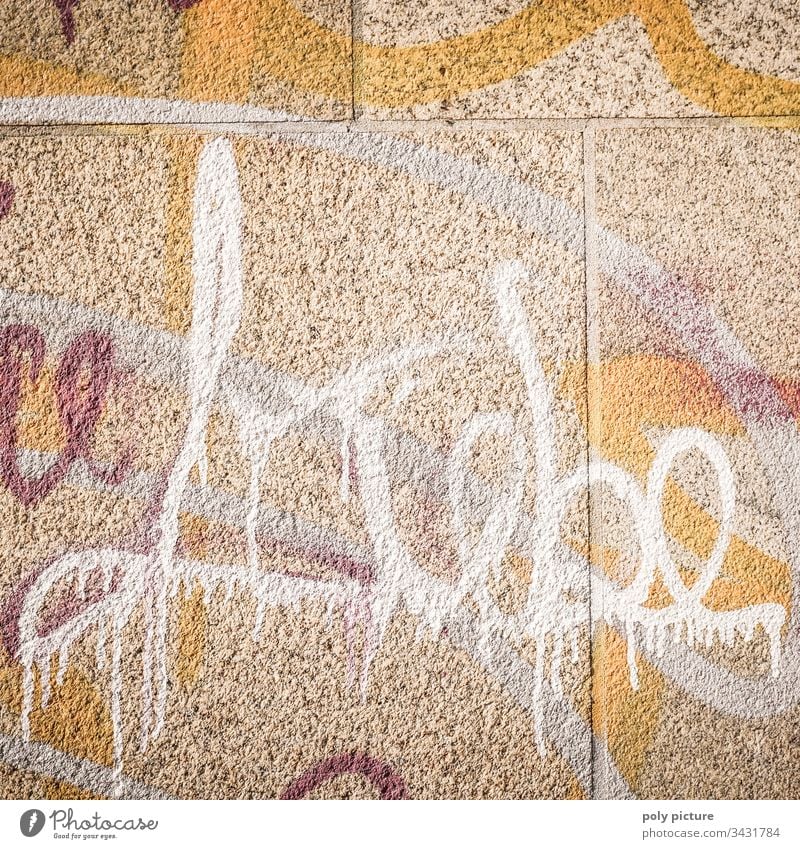 "Liebe" Schriftzug - Graffiti Textfreiraum oben Mauer Wand Fassade Zeichen Buchstaben Gebäude grau Schriftzeichen Wort Menschenleer Außenaufnahme