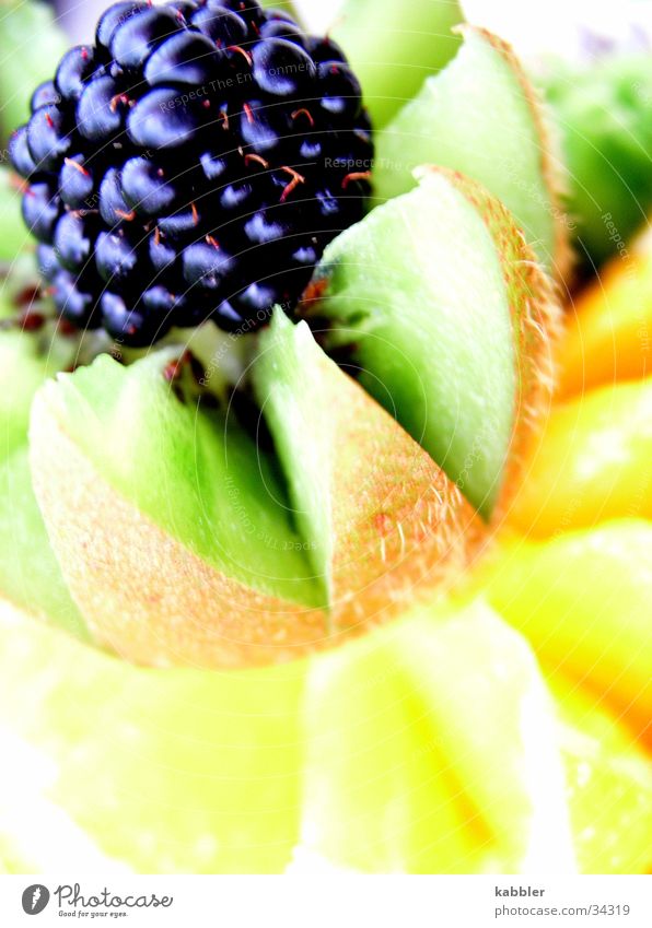 Vitamin C Kiwi fruchtig Gesundheit Brombeeren orange Frucht Turm Stapel