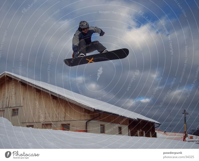 Herr der Lüfte Snowboard Winter Haus springen Stil Freestyle Sport Schnee x Kreuz berühren Außenaufnahme Farbfoto Snowboarder Snowboarding 1 Wolkenhimmel