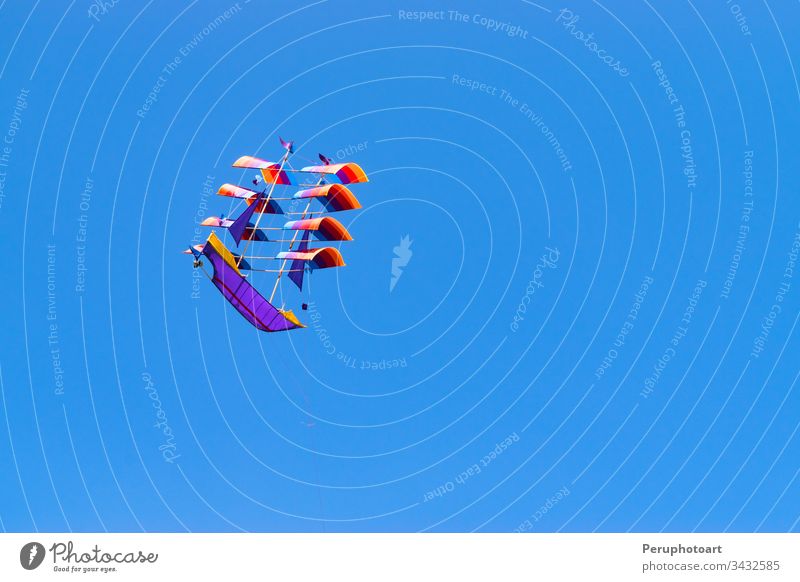 Traditioneller Drachen in Bootsform am Himmel von Bali - Indonesien. Milan Schiff Sommer blau Segel Sport Asien schön Gefäße Feiertag Wind Meer Spielzeug