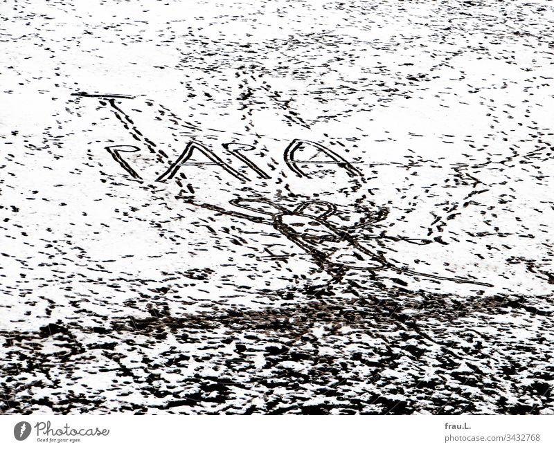 Der in den Schnee gemalte Papa mutierte zu einer zornigen Maus - warum auch immer. Platz Winter Menschenleer Stadt Außenaufnahme Zeichnung Fußstapfen