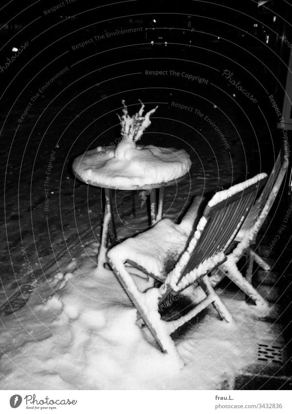 Bei Schneefall Café nur im Kännchen. Bistro Stühle Winter Straßencafé Stadt Bistrotisch Gastronomie Bürgersteig leer Holz Außenaufnahme Menschenleer