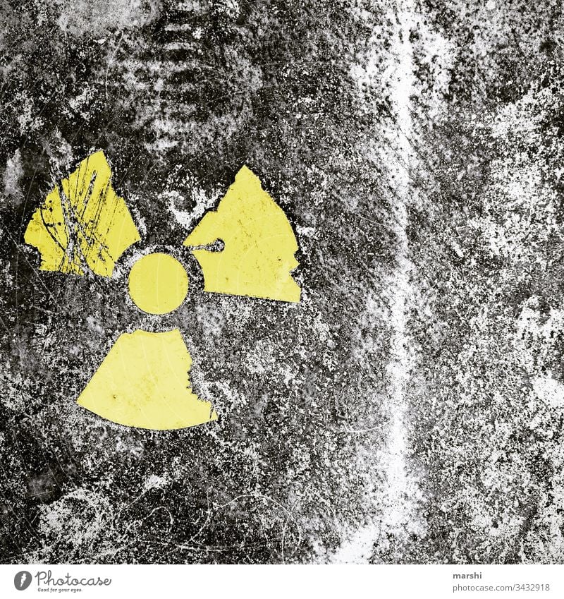 radioactive symbol radioaktiv gelb grau urban abstrakt zeichen warnung gefahr gesundheit seuche corona hilfe