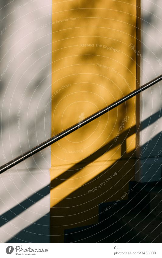 handlauf einer treppe Wand Treppe abstrakt Abstraktion gelb Metall Beton Farbfoto Architektur Außenaufnahme grau Menschenleer Strukturen & Formen Linie Muster