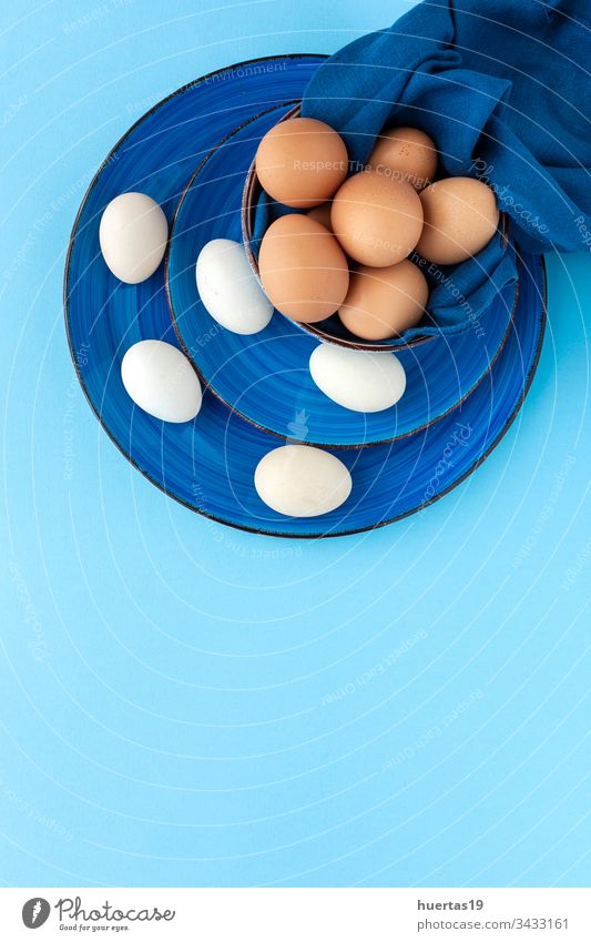Frische zweifarbige Hühnereier Eier Lebensmittel Bestandteil Hintergrund braun Hähnchen roh Gesundheit frisch organisch natürlich Ostern Protein Frühstück