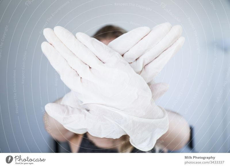 Gekreuzte Hände mit Handschuhen Arbeit & Erwerbstätigkeit Chemie Wissenschaftler Krankenhaus Apotheke Biologie Probe Medikament Prüfung & Examen Labor forschen