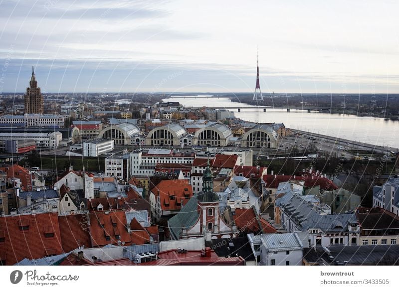 Blick auf Riga mit Markthallen, Lettland Altstadt Fluss Turm Aussicht dächer