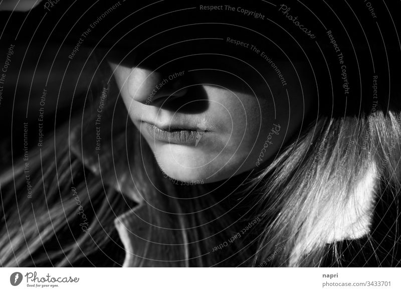 düstere Aussichten | schwarz-weiss Porträt einer jungen Frau Junge Frau Gesicht Kontrast Licht & Schatten Depression melancholisch Traurigkeit Trauer anonym