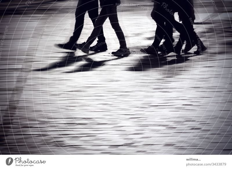 Menschengruppe läuft über einen öffentlichen Platz Personen Stadtbummel Einkaufsbummel Spaziergang Schatten Jugendliche Arbeitsweg Straße Fußgänger