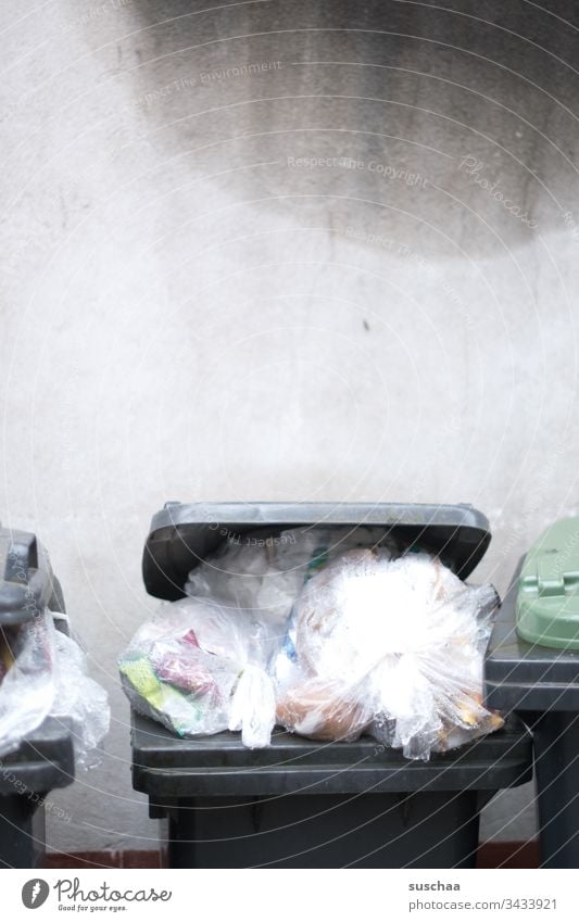 überquellende mülltonne Mülleimer Abfall Abfallwirtschaft Entsorgung Entsorgungsengpass überladen überfüllt Dreck Müllabfuhr Recycling Umwelt