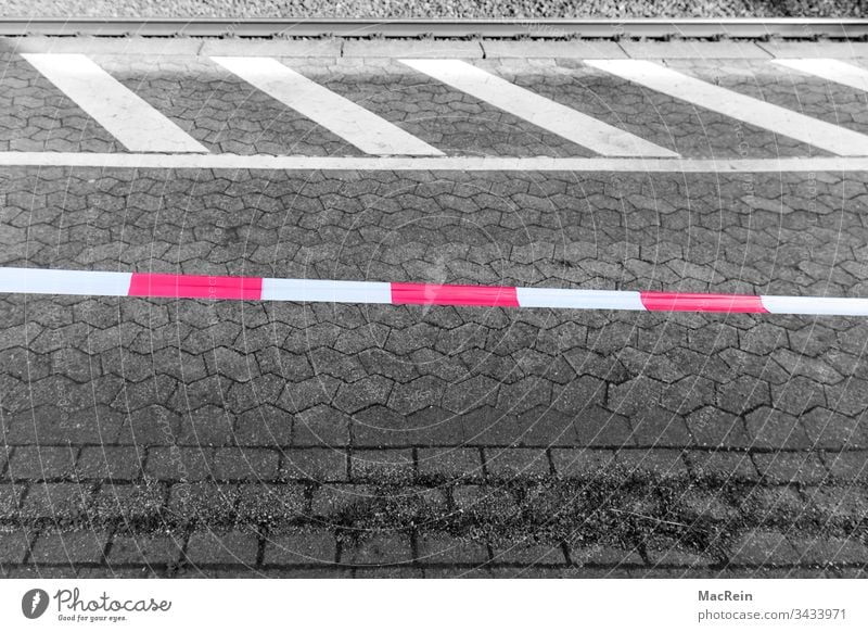 Absperrbannd am Bahnsteig haltestelle bahnhof bahnsteig absperrband flatterband gleise baustelle rot weiss niemand textfreiraum aussenaufnahme