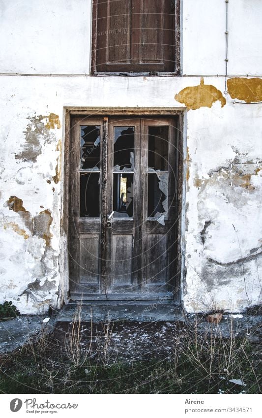 Offene Türen einrennen Abriss baufällig kaputt verfallen Ruine Glas zerbrochen Scherben Glasscheibe Fensterscheibe Glasscherben Glasbruch