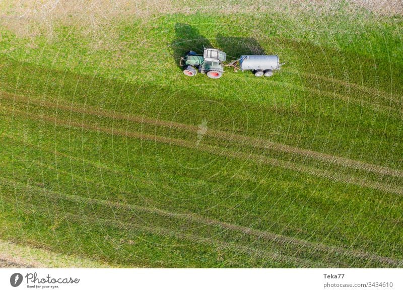 Traktor, der Kuhdung von oben besprüht #3 Ackerschlepper Landwirtschaft Bauernhof Ackerbau landwirtschaftlich Wiese Feld Gras modern moderne Landwirtschaft