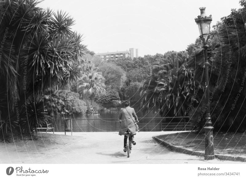 Frau am Fahrrad Fahhrad Palmen Teich Barcelona Laterne Park Analog Nostalgisch Textfreiraum oben