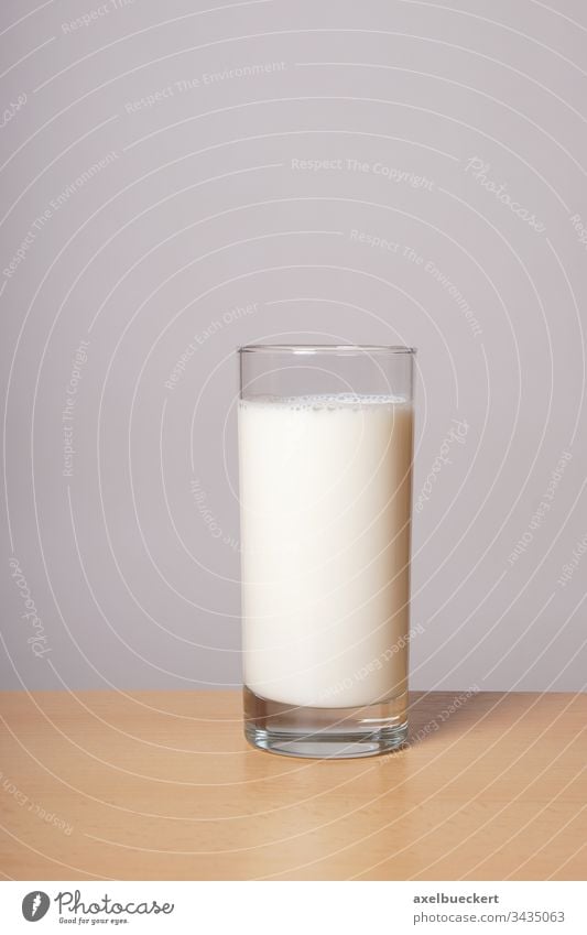 Glas Milch milch glas laktoseintoleranz nahrungsmittelallergie gesund gesundheit getränk trinken ernährung niemand Milchzuckerunverträglichkeit tisch