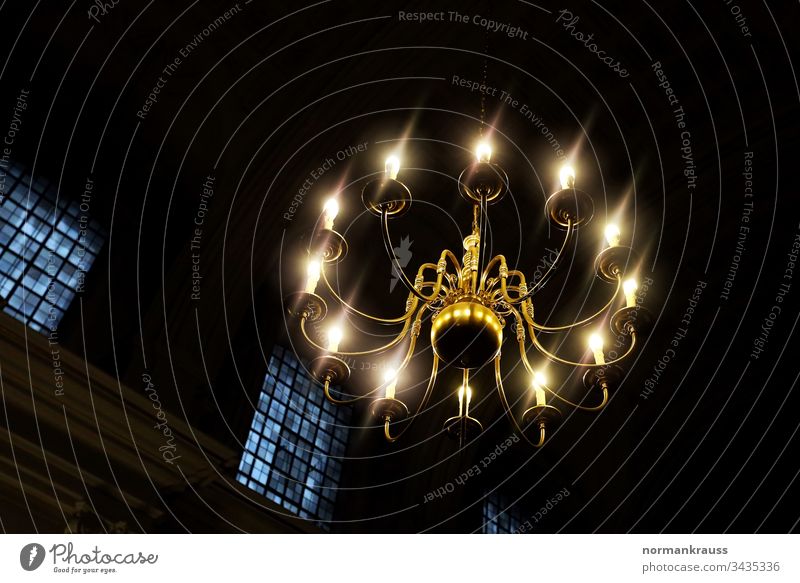 Deckenleuchte in einer Kirche kronleuchter hängelampe innenbeleuchtung deckenleuchte innenleuchte elektrisch licht vintage klassisch leuchtend von unten kirche