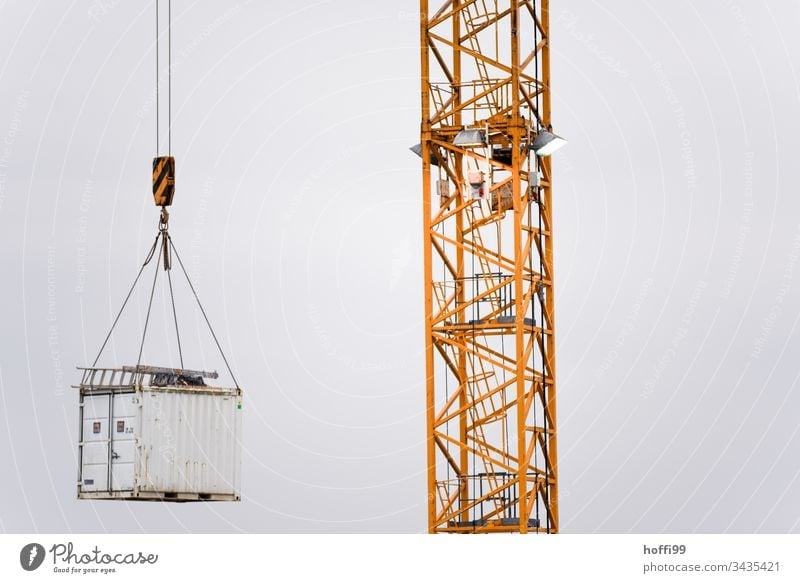 Alu Leiter auf schwebendem Container am Lasthaken eines Krans Baustelle baustellenversorgung Arbeit & Erwerbstätigkeit Handwerk bauen Handwerker Schweben