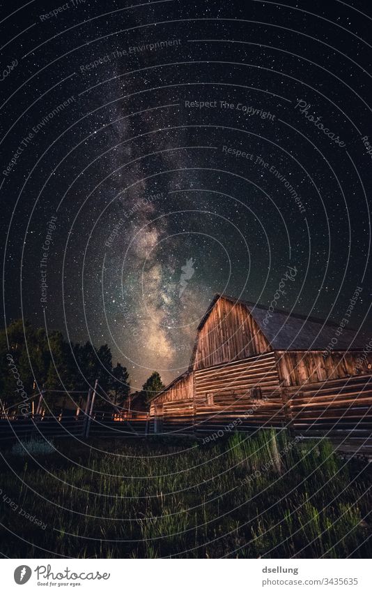 Die Milchstraße über einer alten Scheune in Utah Suche Allein Gegenlicht Lichterscheinung Gebäude Haus Außenaufnahme Farbfoto Sternbild Nacht Milchstrasse